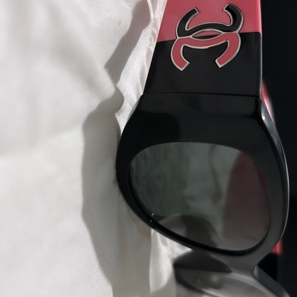 Chanel sunglasses - Picture 1 of 7
